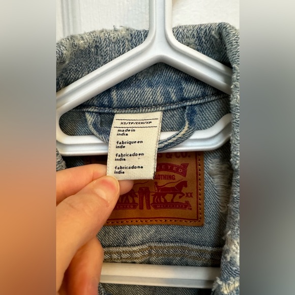 Levi’s Cutoff Vest with Print Detail on Back - Picture 4 of 4